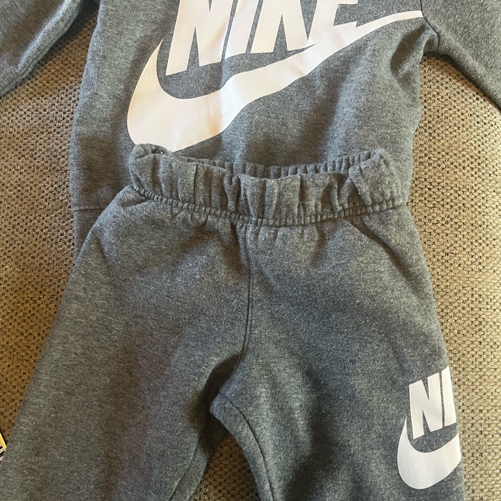 Nike Kids Matching Set in Gray and White - Picture 2 of 7